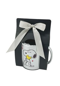 Silberne Keramiktasse mit einem Cartoon-Design eines Hundes und eines Vogels. Sie ist in einer schwarzen Kartonbox verpackt, die oben mit einer grauen Ribbon-Schleife verziert ist.