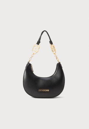 Must musta hobo-kott, millel on kõver kuju, kaunistatud kuldse kettkäepidemega ja logo plaadiga ees. Sile tekstuur.