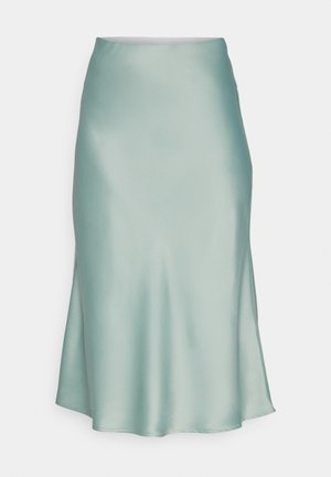 Une jupe satin verte menthe avec une texture lisse, une silhouette élégante et une légère fente sur un côté. Aucun élément visible ou motifs.