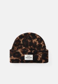 Gebreide beanie in tinten bruin en zwart met een luipaardprintpatroon. Beschikt over een omgeslagen rand en een wit merkembleem dat erop is gestikt.