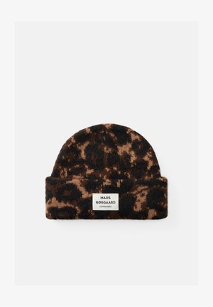 Bonnet en tricot dans des teintes de marron et de noir avec un motif léopard. Présente un revers et une étiquette de marque blanche cousue.