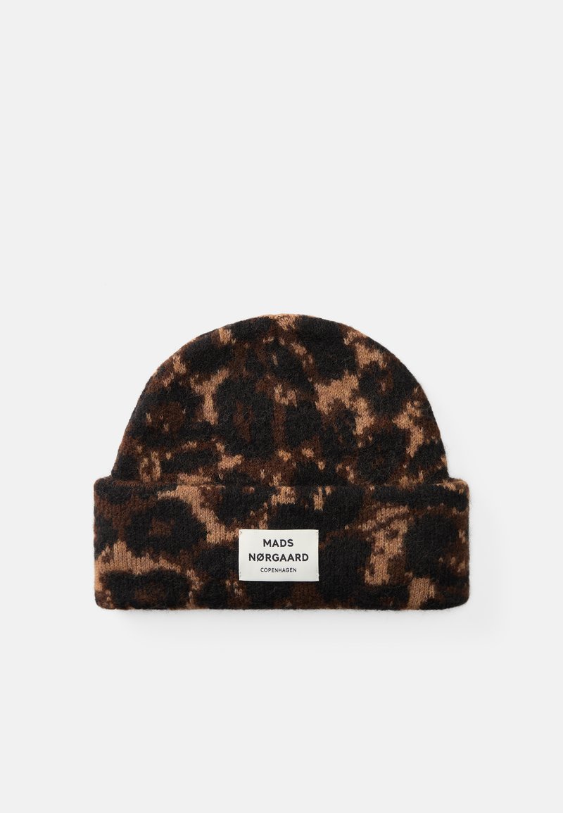 Gebreide beanie in tinten bruin en zwart met een luipaardprintpatroon. Beschikt over een omgeslagen rand en een wit merkembleem dat erop is gestikt.
