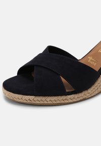 Námořnické semišové sandály s designem křížových pásků, espadrilková tkaná jutu podešev a hladký povrch. Otevřená špička s pohodlným fit.