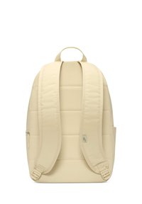 Rucsac bej cu spate și bretele căptușite, buzunar lateral cu fermoar și detaliu mic cu logo. Textură netedă și design rotunjit.