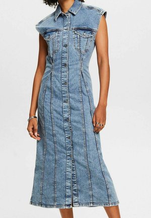 Denim-mekko sisältää nappikiinnityksen edessä, kauluksellisen pääntien, hihattoman muotoilun sekä kaksi rintataskua, ja se on keskikokoinen suora malli.