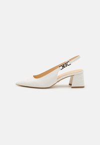 Décolleté Guess Zabela TC 65 In Ecopelle Bianca: Scarpa Con Punta E Cinturino Alla Caviglia, Taglia 35 - 5