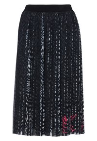 Jupe plissée noire avec un motif zèbre en nuances de noir et blanc, agrémentée d'un subtil accent rouge près de l'ourlet. Taille élastique.