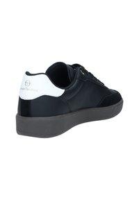 Černé tenisky s hladkým koženým svrškem, s kontrastním bílým patním tabem a zlatým brandingem. Gumová podrážka s texturovaným povrchem.