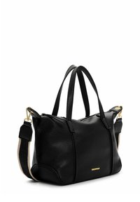 Czarna skórzana torba o fakturowanej powierzchni, z podwójnymi uchwytami na górze oraz odpinanym paskiem na ramię. Akcenty w kolorze złotym.
