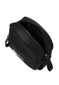 Geantă messenger neagră din material durabil, cu un compartiment principal cu fermoar și un logo argintiu. Curea reglabilă inclusă.