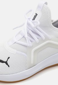 Hvide sportsko lavet af mesh-materiale, med en tekstureret overflade, hvide snørebånd, gummisål og sort brandlogo.