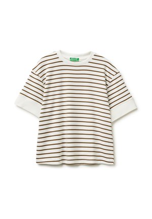 Biała koszula z krótkim rękawem, z brązowymi poziomymi paskami i okrągłym dekoltem, przedstawiona na białym tle.