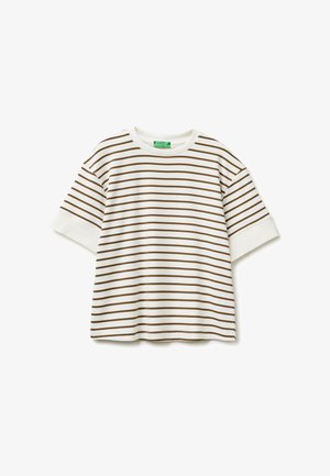 Camisa blanca de manga corta con rayas horizontales marrones y cuello redondo, mostrada sobre un fondo blanco.