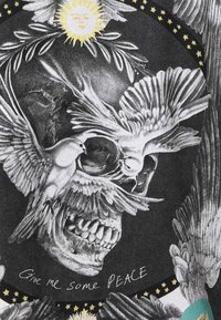 Melns audums ar detalizētu zīmējumu par galvaskausu, ko rotā putni un lapas, papildinātu ar dzeltenu sauli un tekstu "Dod man kaut nedaudz MIERU."