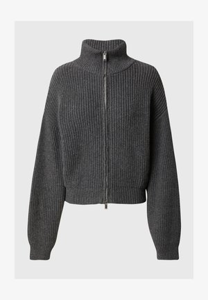 Mørkegrå ribbestrikket genser med lange ermer, høy krage og en hel lengde sølvglidelås på forsiden.