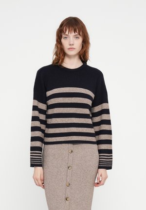 Svart og beige stripete strikkegenser med rund hals og lange ermer. Stoffet har en teksturert overflate som viser horisontale striper.