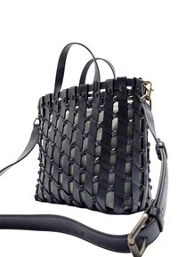 Czarna pleciona skórzana torebka na ramię z dwoma krótkimi uchwytami i odpinanym paskiem na ramię, z teksturowanym wzorem i widocznym przeszyciem.