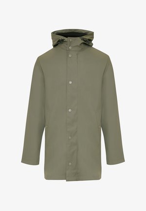 Giacca verde oliva con cappuccio, dotata di chiusura a bottoni automatici, due tasche laterali e una texture liscia e leggermente lucida.