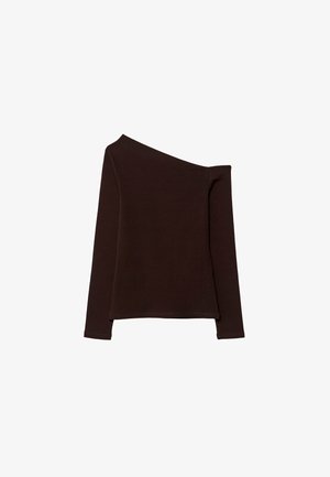 Top asimmetrico a maniche lunghe in tessuto marrone scuro, con una spalla scoperta e una superficie liscia, leggermente testurizzata.