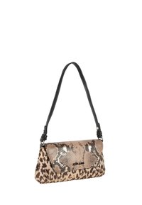 Leopardmönstrad handväska med en svart axelrem, med en glansig ormskinnslock. Materialmixen inkluderar syntetiska och strukturerade tyger.