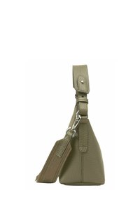 Olijfgroene leren handtas met textuur, verstelbare schouderriem en afneembare geweven polsriem, vanuit de zijkant getoond.