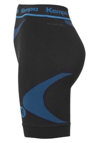 Shorts de sport noirs avec des rayures bleues, fabriqués en matériau évacuant l'humidité. Dotés d'une taille contrastante avec le logo "Kempa".