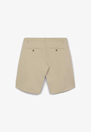 Pantaloncini beige in cotone con taglio dritto, dotati di due tasche posteriori con chiusura a bottone singolo, cuciture visibili e una texture liscia.