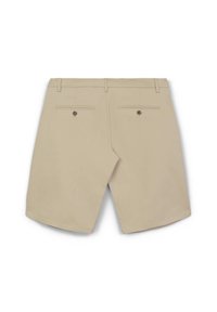 Beige Herren Shorts mit Gürtelschlaufen, zwei hinteren Knopf-Gesäßtaschen und einem sauberen, maßgeschneiderten Finish auf einem weißen Hintergrund.