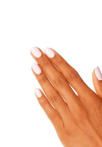 Una mano con tono di pelle medio che mostra unghie a forma ovale con uno smalto rosa chiaro lucido su uno sfondo bianco semplice.