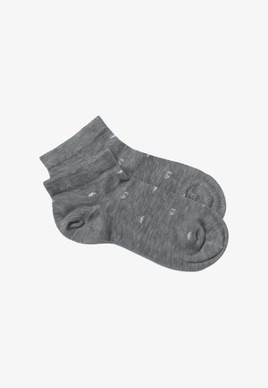Coppia di calzini alla caviglia grigi con polsino a coste e delicato motivo a macchie bianche, distesi su uno sfondo bianco.