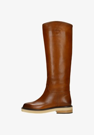 Braune Lederstiefel bis zum Knie mit glatter Textur, runder Spitze und einem hellen Holzakzent am stabilen Absatz. Schlichtes Design mit dezentem Branding.