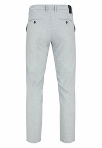 Jasnoszare, dopasowane spodnie z teksturowanej tkaniny, slim fit, z dwoma tylnymi kieszeniami zapinanymi na czarne guziki, oraz z paskiem w talii.