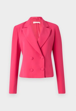 Blazer de doble botonadura en un vibrante color rosa, con un diseño estructurado, solapas afiladas y dos botones circulares para el cierre. Textura de tela suave.