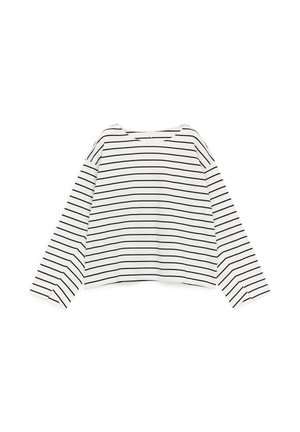 Baltas ilgomis rankovėmis marškinėlis su plonomis juodomis horizontaliomis juostelėmis ir apvalia iškirpte, išdėliotas plokščiai ant balto fono.