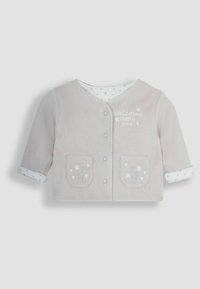 Suave cárdigan de bebé gris claro con mangas largas, cierre de botones, dos bolsillos frontales y bordado de "Bienvenido, pequeño". Patrón de estrellas en los puños.