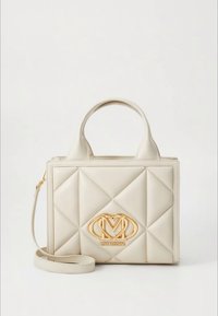 Krém színű, steppelt kézitáska arany Love Moschino logóval, felső fogantyúkkal és levehető vállpánttal, fehér háttéren.