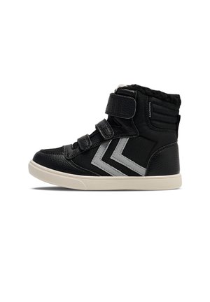 Svarta högstövlar i sneakersstil med en strukturerad läderöverdel, kardborreband och en vit gummisula. Har grå chevron-accenter.