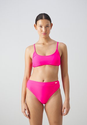 Conjunto de bikini rosa com top bralette de alças finas e parte de baixo de cintura alta, feito de tecido liso e elástico com discretos detalhes em dourado.