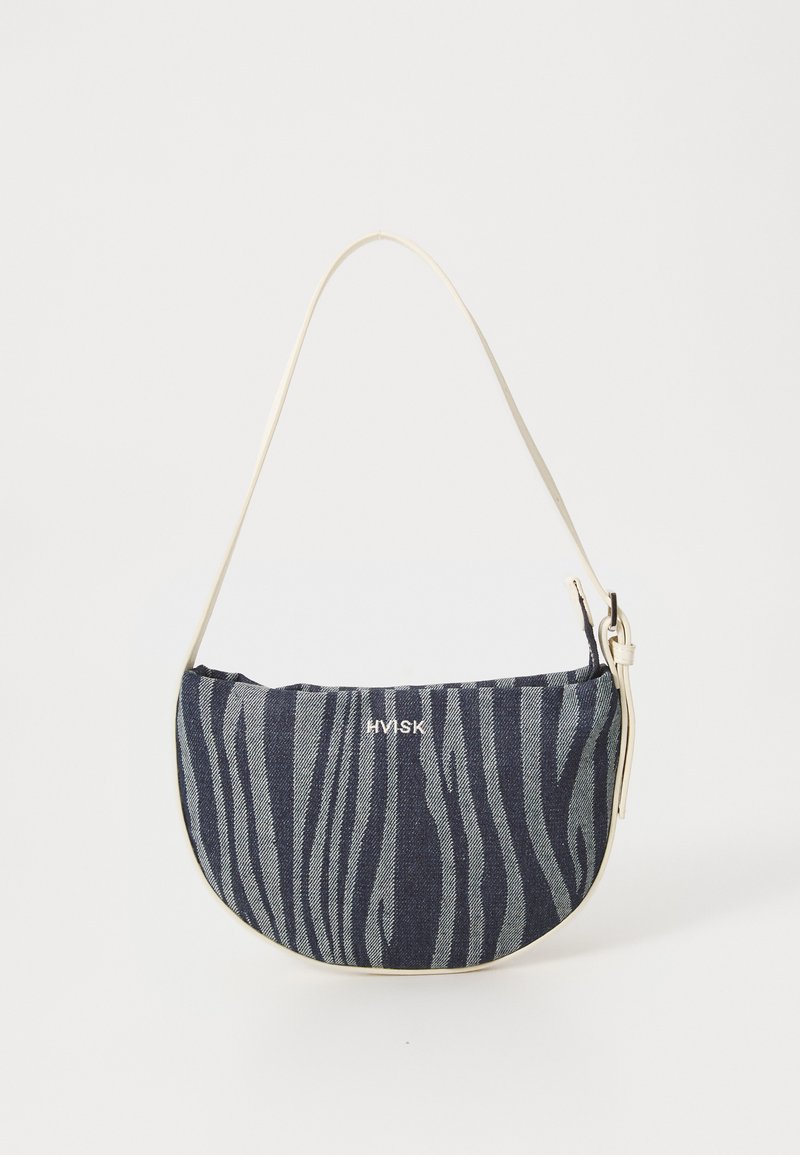 Borsa in denim con forma curvata, caratterizzata da un motivo a strisce zebra di colore blu navy e azzurro chiaro, con tracolla bianca e logo del marchio ben in evidenza.