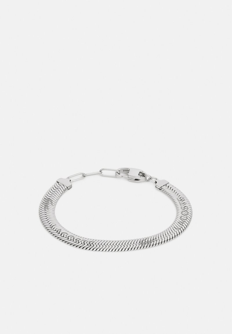 Bracciale in argento con motivo a spina di pesce, maglie piatte e chiusura sicura. Superficie liscia e finitura metallica lucida.