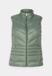 Groene gewatteerde mouwloze bodywarmer met een hoge kraag, voorzien van een ritssluiting aan de voorkant en een chevronsteekpatroon over de borst en zijkanten.