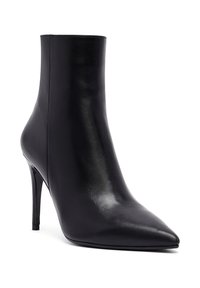 Bottes noires en cuir à chevilles avec un bout pointu, un talon aiguille et une texture lisse. Aucun matériel ou motif visible. Design de silhouette élégant.