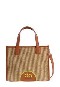 Bolso marrón con un cuerpo de mimbre texturizado. La parte superior cuenta con detalles en cuero marrón y un logotipo amarillo y verde brillante. Incluye una correa ajustable.