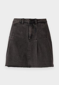 Gonna di denim nera con vita alta, caratterizzata da due pieghe frontali, orlo raw e chiusura frontale con bottone. Tessuto morbido con leggera scoloritura.
