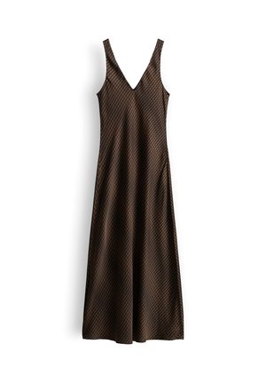 Mouwloze bruine maxi-jurk met diepe V-hals en subtiel diagonaal geruit patroon, hangend tegen een witte achtergrond.