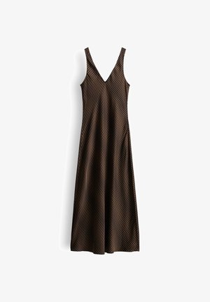 Robe longue marron sans manches avec un décolleté en V profond et un motif à carreaux diagonal subtil, suspendue sur un fond blanc.