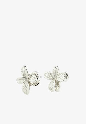 Zilveren oorstekers in de vorm van een bloem, met gestructureerde bloemblaadjes en bladdetails, voorzien van een gepolijste metallic afwerking en een eenvoudige post-achterkant.