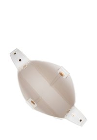 Weiße Tragetasche mit einem glatten Innenraum, ausgestattet mit zwei oberen Handgriffen, goldfarbener Hardware und einer abgerundeten, offenen Form. Keine Außentaschen.