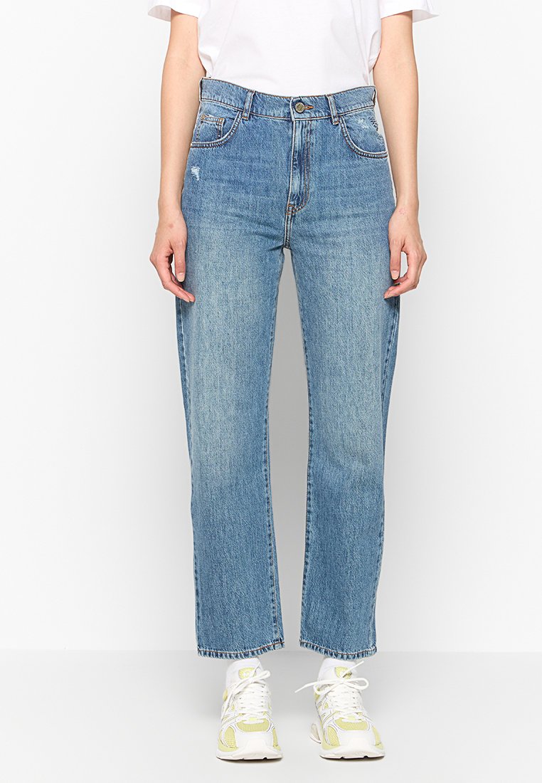 Hoch geschnittene blaue Jeans mit geradem Beinschnitt, heller Waschung, ausgebleichten Bereichen, fünf Taschen und klassischem Knopfverschluss.