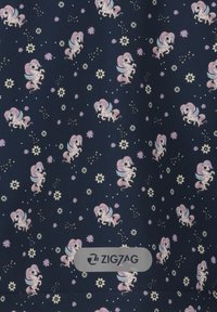 Navy kangas vaip, ambapo kuna muundo wa farasi wa kichawi wa rangi ya pinki na nyeupe wenye mabawa, ukiwa na maua na alama za map decor; umeandikwa "Zigzag."